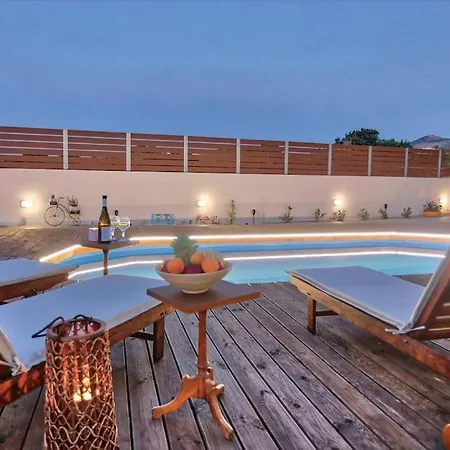 Anacosta Villa, In Vilă *